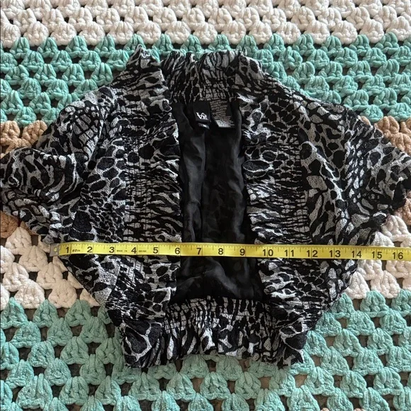 Love Tease Black Gray Abstract Animal Print Ruffle Textured Shrug Womans sz Med - Picture 3 of 6